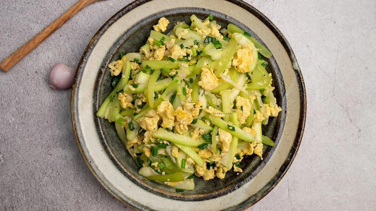 Courge bouteille sautée aux œufs