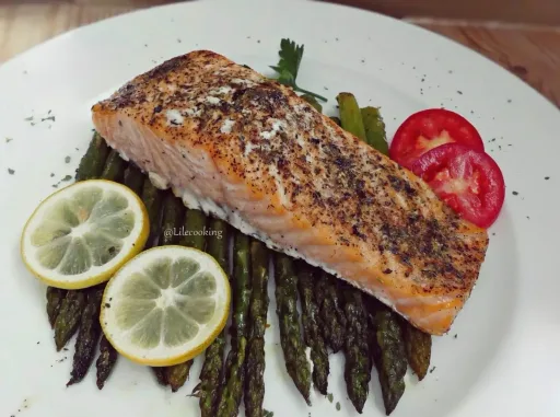 Salmão assado com aspargos e ervas
