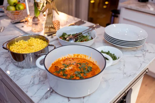 Indisk kycklinggryta med heta kryddor, curryris och koriander