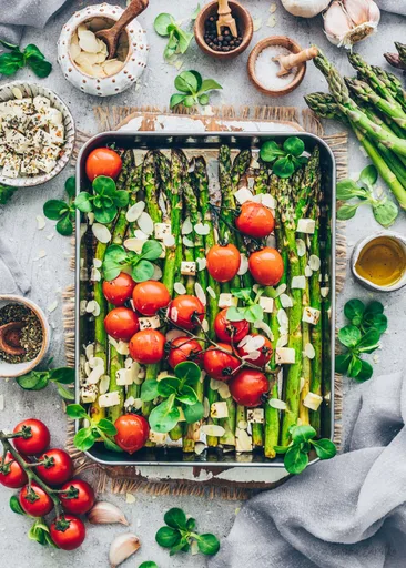 Espárragos al horno - Espárragos veganos al horno con tomates y feta