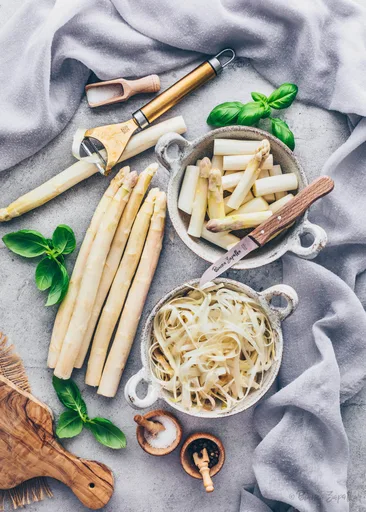 Cómo pelar y cocinar espárragos - Receta y vídeo