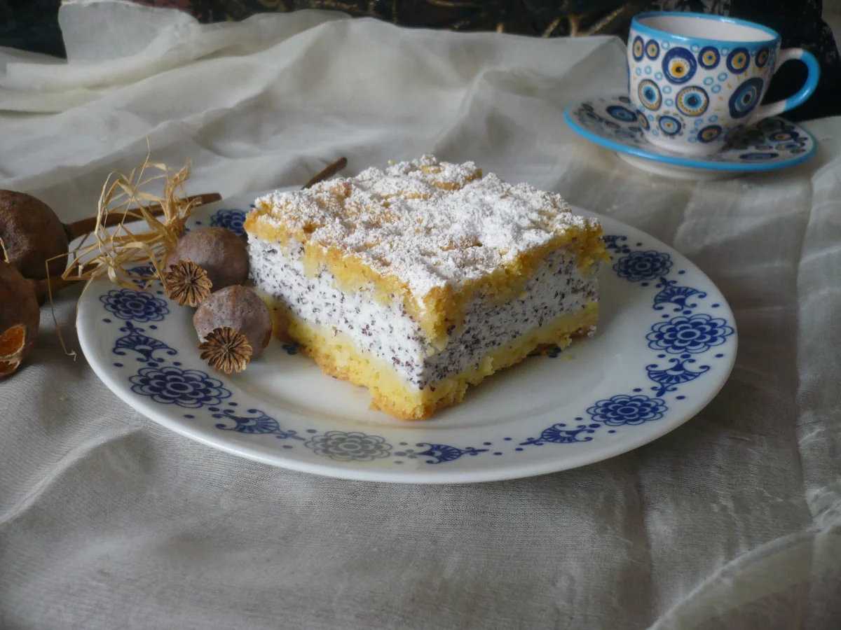 Yoghurt and poppy seed cake