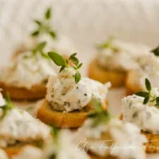 Crostini con crema de queso de cabra
