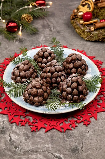 Conuri de brad din biscuiti si ciocolata