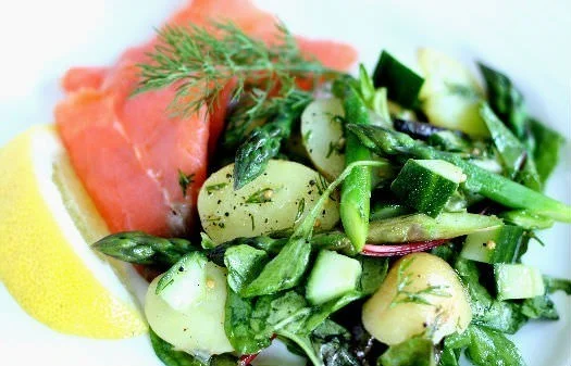 Salat med røget laks, kartofler og aspargeset par skiver røget laks
