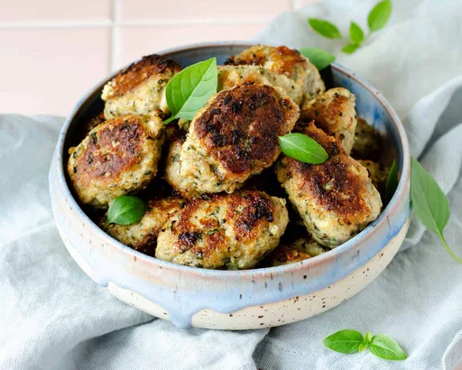 Græske kyllingefrikadeller med feta, basilikum og citron