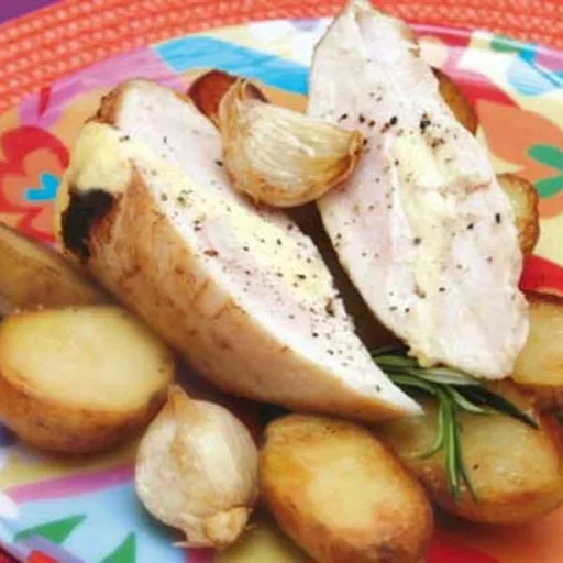 Filets de poulet farcis à La vache qui rit et pommes de terre grenaille à l’ail frais