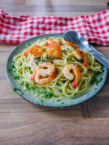 Espaguetis con ajo, perejil y gambas