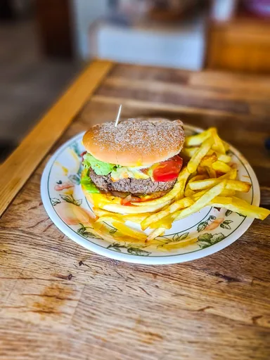 Burger mit geschmorten und karamellisierten Zwiebeln