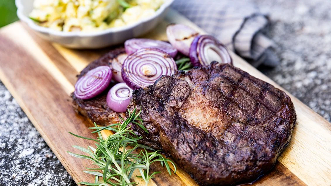 Steak s grilovanou cibulí