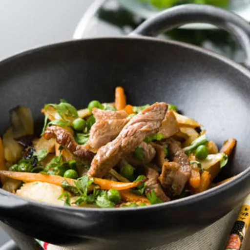 Wok de cordero aromatizado con vino de nueces y verduras crujientes