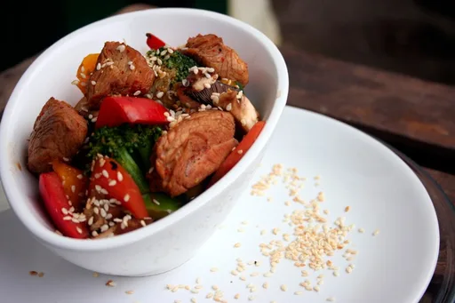 Verduras al wok con pavo y sésamo