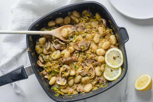Ñoquis con crema de puerros y champiñones