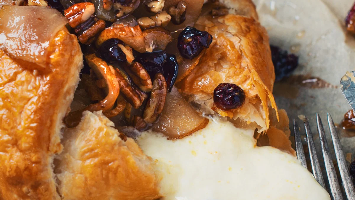 Baked brie with beer-caramelized pears