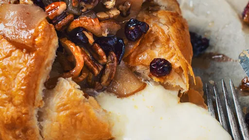 Brie al horno con peras caramelizadas a la cerveza