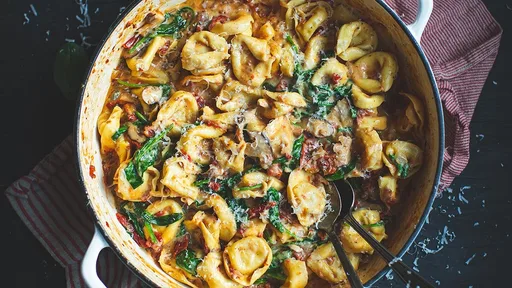 Tortellini con tomate seco y champiñones