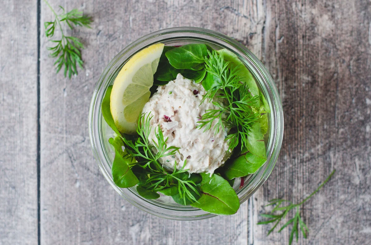 Tunmousse med cremefraiche og purløg