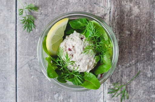 Tunmousse med cremefraiche og purløg