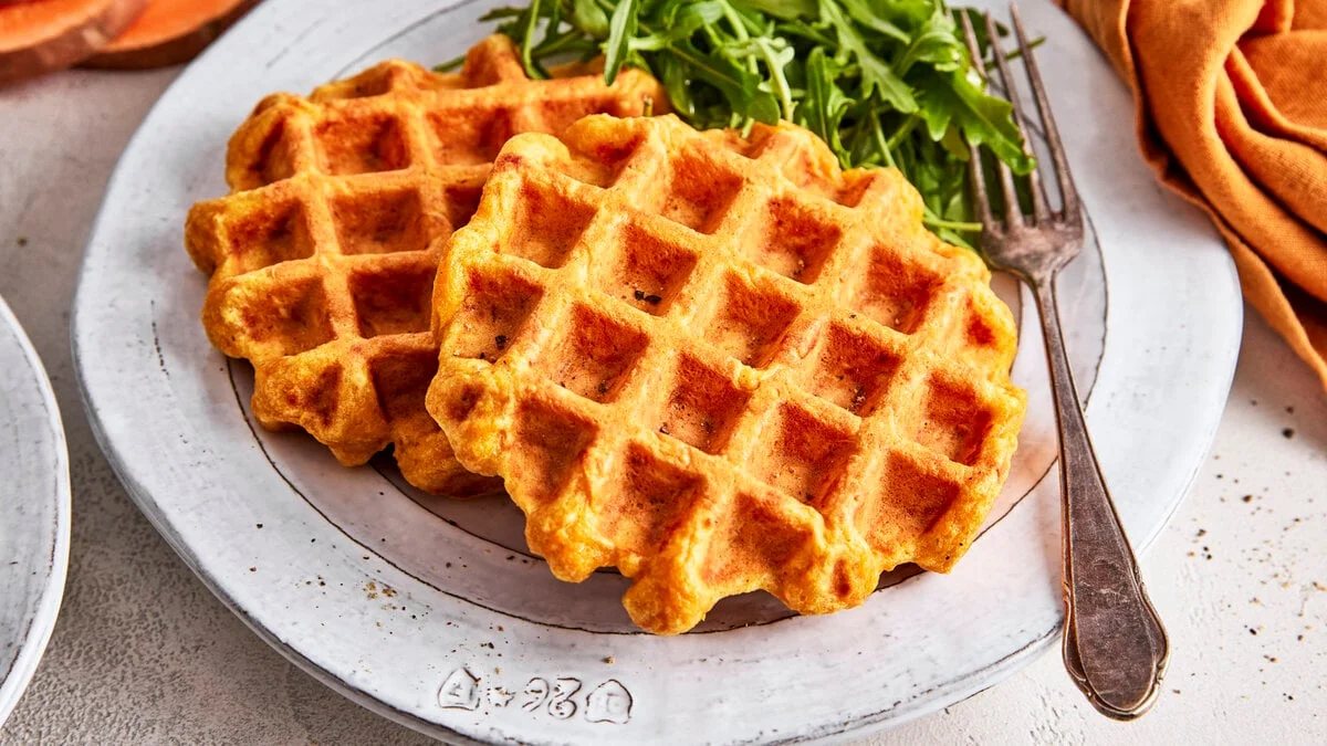 Süßkartoffel-Waffeln – so herzhaft & schnell