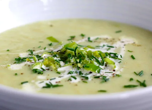 Kartoffel- og porresuppe
