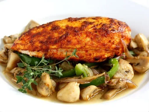 Würziges Hähnchen mit Champignons, Paprika und roten Zwiebeln