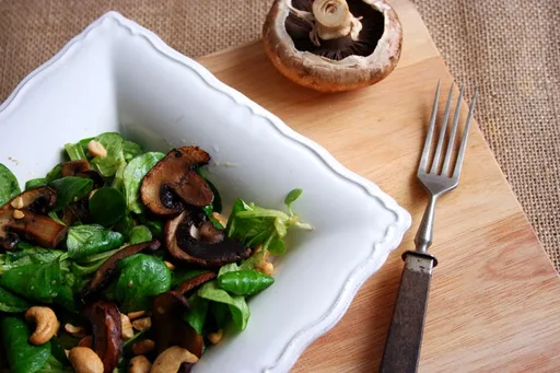 Ensalada de canonigos con champiñones salteados y anacardos