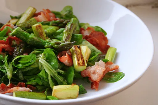 Espárragos verdes con bacon y canónigos