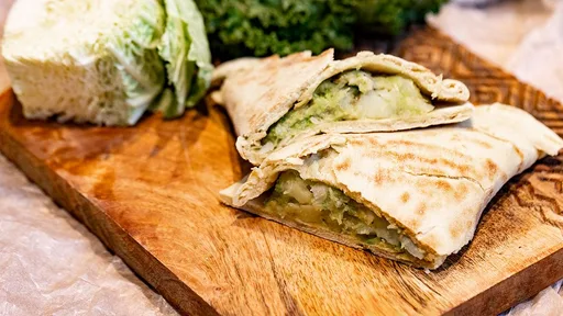 Piadina s kapustou, bramborami a ančovičkami
