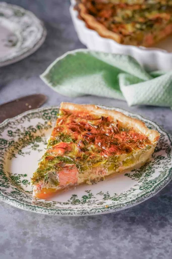 Quiche fresca de salmón y puerro