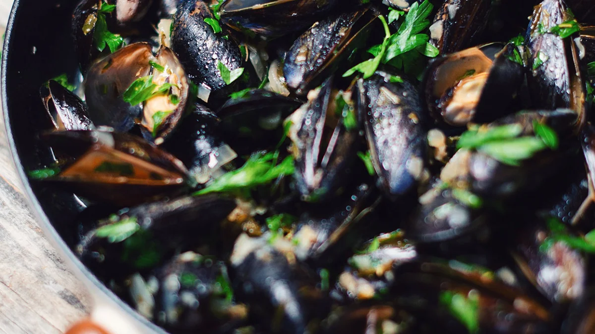 Grilled mussels with IPA beer, lemon and fresh herbs