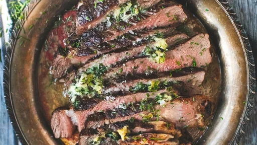 Entrecot de ternera asado al horno con mantequilla de ajo asado