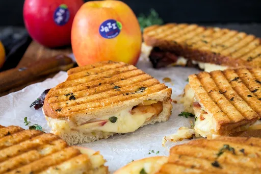 Sándwich de queso fundido con manzana y tocino