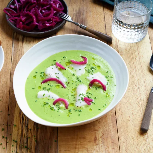 Brokkoli- og ertesuppe med torsk