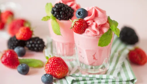 10 recettes estivales de smoothies et yaourts glacés aux fruits frais