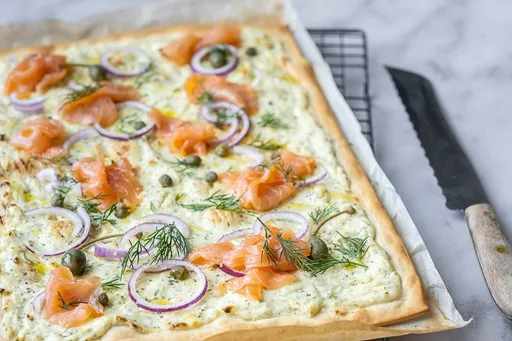 Flammkuchen met zalm en ui