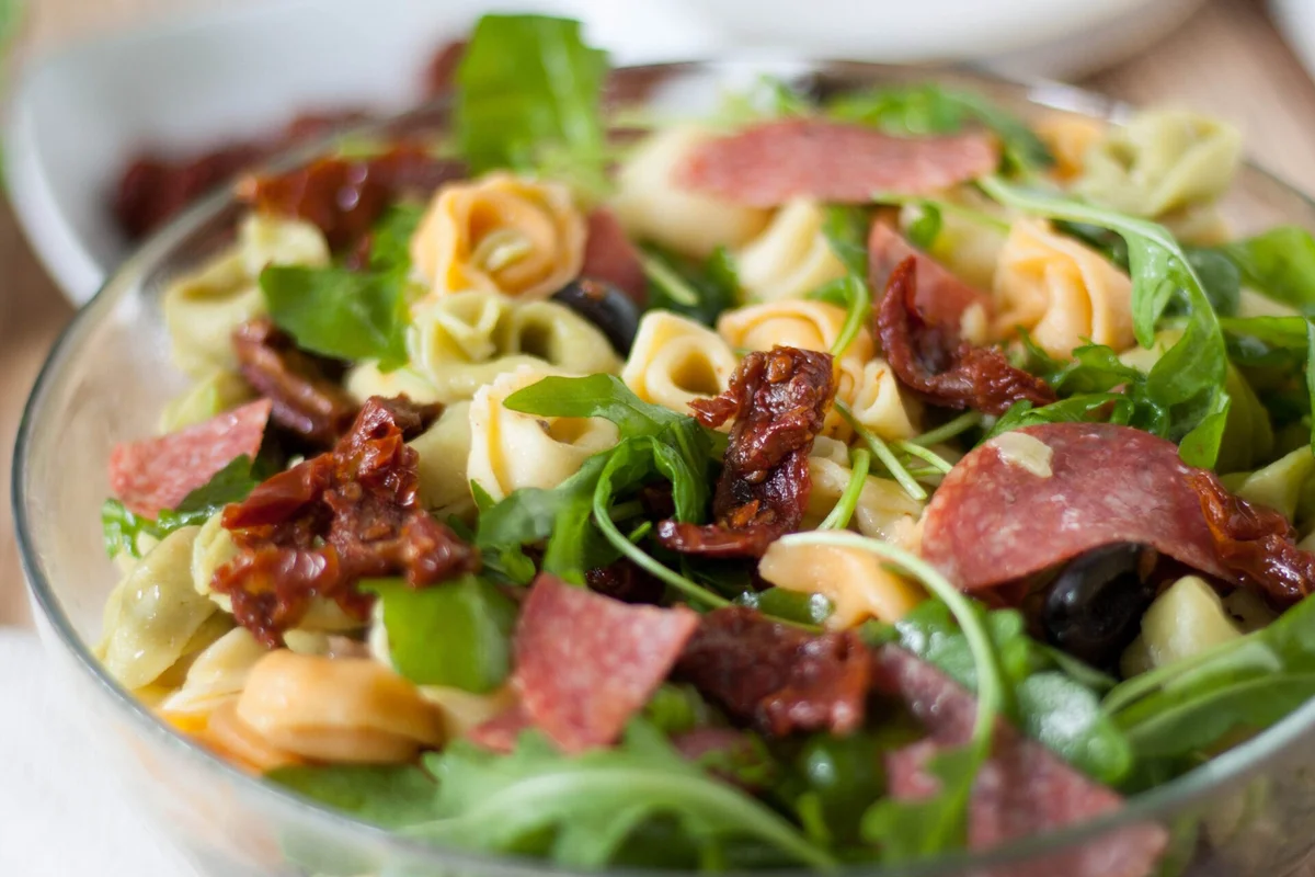 Sałatka z tortellini we włoskim stylu