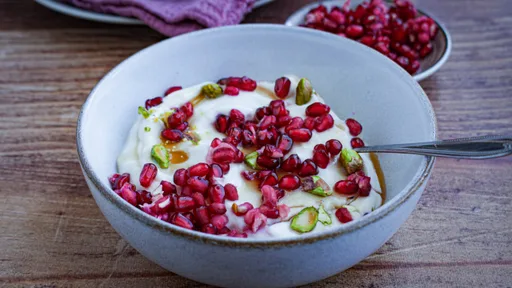 Yogur con granada y pistachos