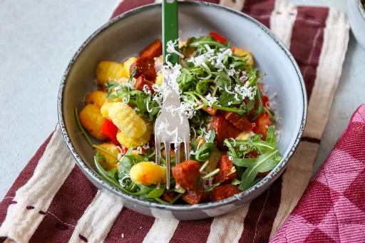 Gnocchi met chorizo en tomaat