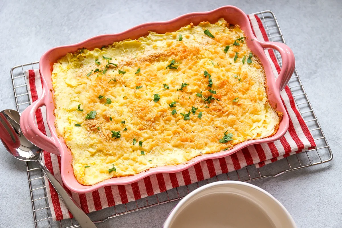 Cremiger Auflauf mit Kartoffeln, Hähnchen und Brokkoli