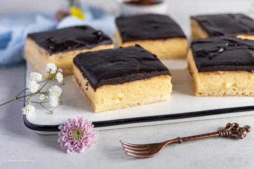 Omas DDR Schokoladenkuchen mit Vanillepudding