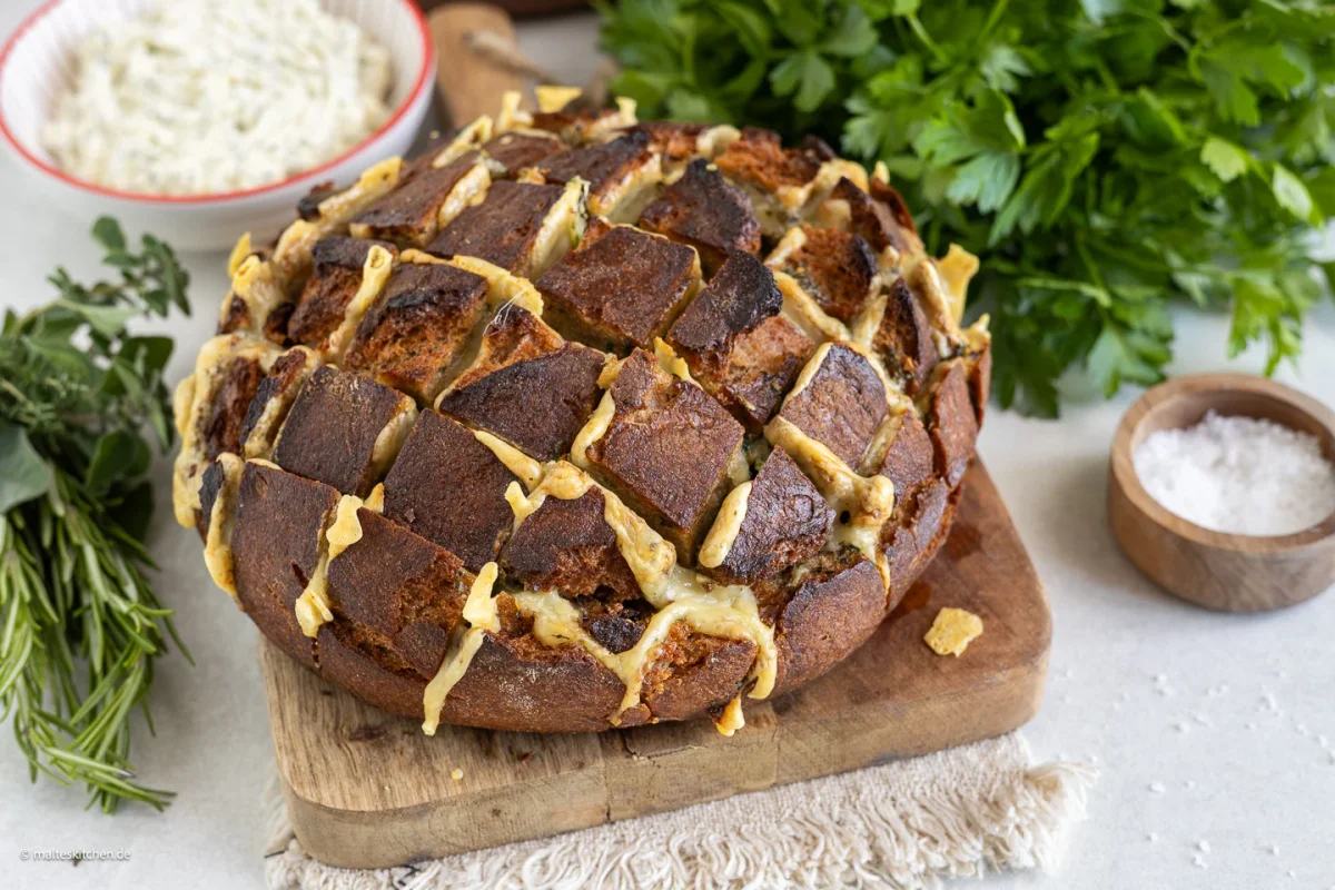 Partybrot mit Käse und Kräuterbutter | schnell gemacht