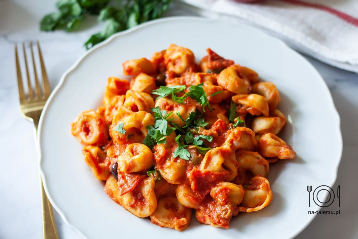 Tortellini à la sauce tomate et aux épinards