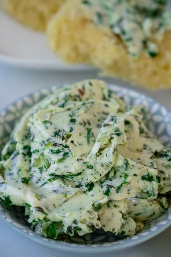 Schnelle Kräuterbutter mit Knoblauch