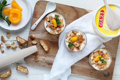 Postre de yogur y cantuccini con melocotones