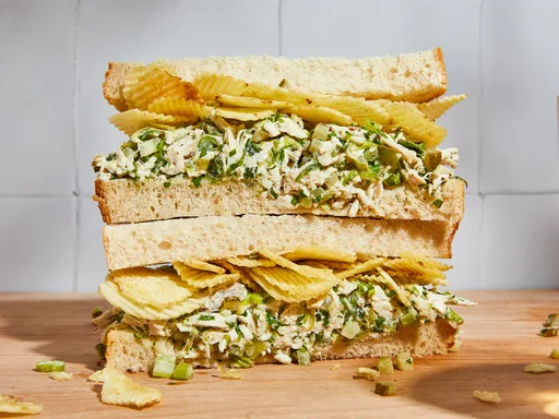 Sándwich de ensalada de pollo con chips de patata crujientes