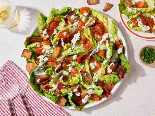 Ensalada BLT crujiente con picatostes dorados