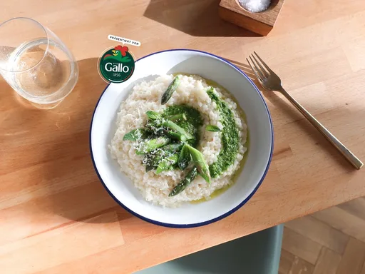 Risotto de ajos silvestres y espárragos