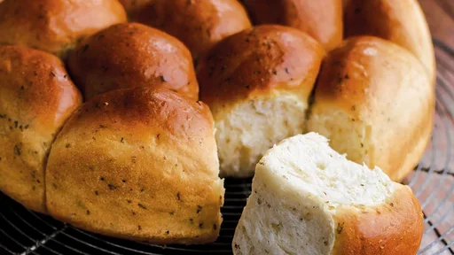Garlic and herb tear ‘n’ share bread