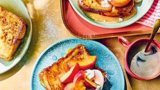 Brioche de cardamomo con melocotones y nata