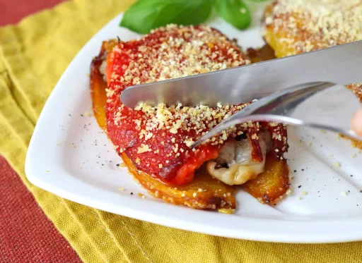 Pimientos rellenos y gratinados en freidora de aire, con embutido y queso scamorza